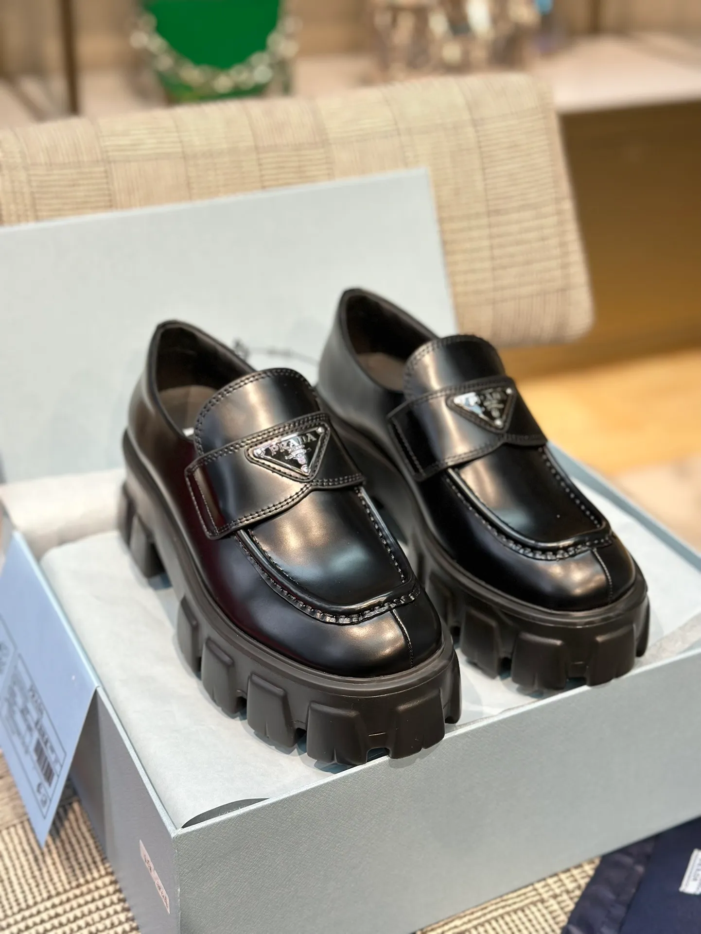 👟👟Ex-factory price 480👟👟 Women's shoe factory Prada ss23 new thick-soled loafers. The 2023 spring and summer new model is based on the classic model, ⚠️: the toe has been adjusted, with a goose crown shape, which is more rounded and stylish! ⚠️Attachment: 2023 genuine + old version comparison picture set! Classic wheel thick sole + classic Loaf upper, imported open-edge beaded calfskin material! The sole is made of foam material, which feels super comfortable on the feet. It is 5.5cm taller and is a perfect tool for long legs. The upper is open-edge beaded cowhide and decorated with a triangle logo! Code number 35-40